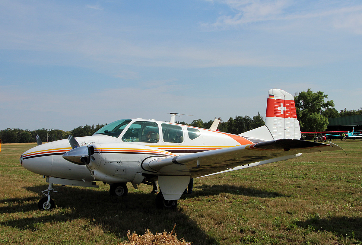 Private  Beech 95 Travel Air, D-GATA, Flugplatz Bienenfarm, 01.07.2023