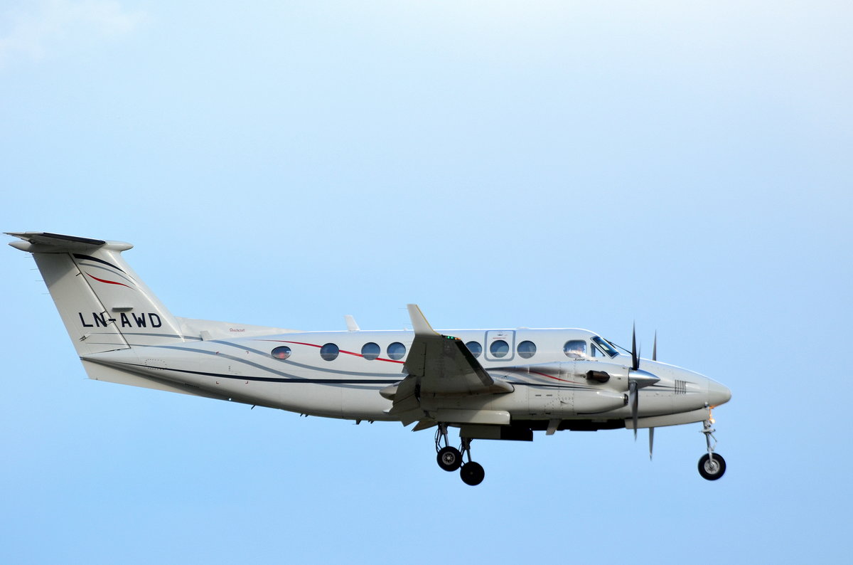 Private Beechcraft 350 Super King Air LN-AWD im Anflug auf Hamburg Fuhlsbüttel am 02.10.16