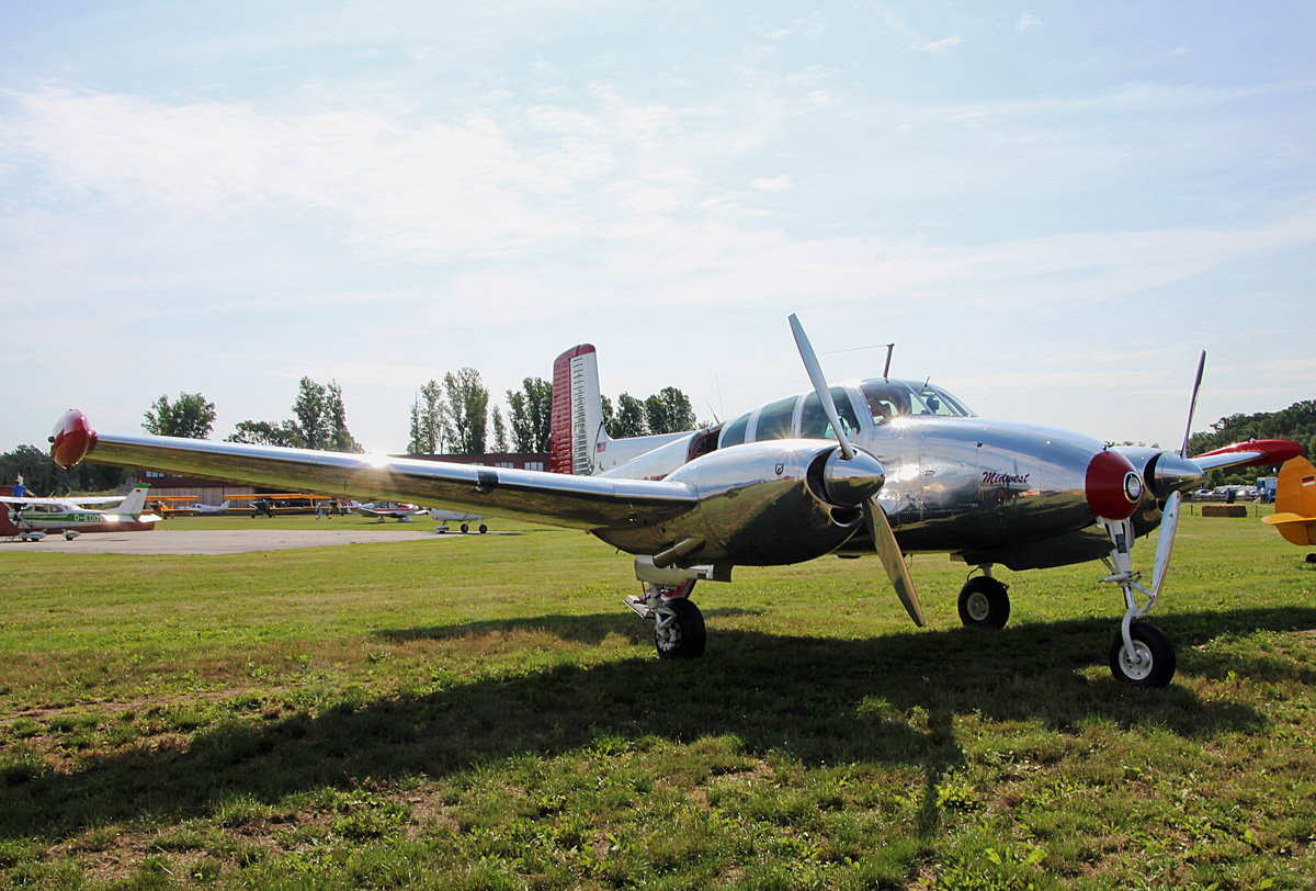 Private Beechcraft B-50 Twin Bonanza, N3670B, Flugplatz Bienenfarm, 01.07.2023
