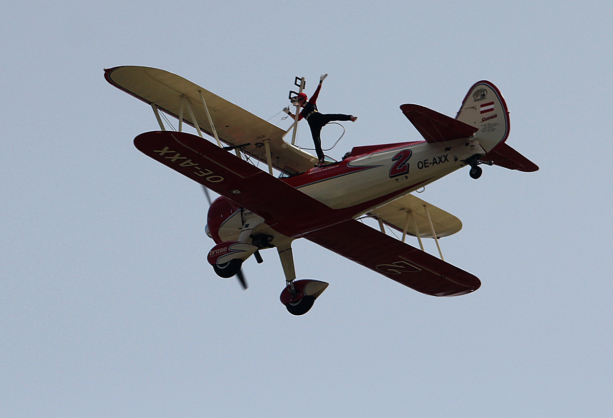 Private Boeing A75N1 Stearman, OE-AXX, ILA 2014, 23.05.2014 mit Wingwalkerin Peggy Walentin