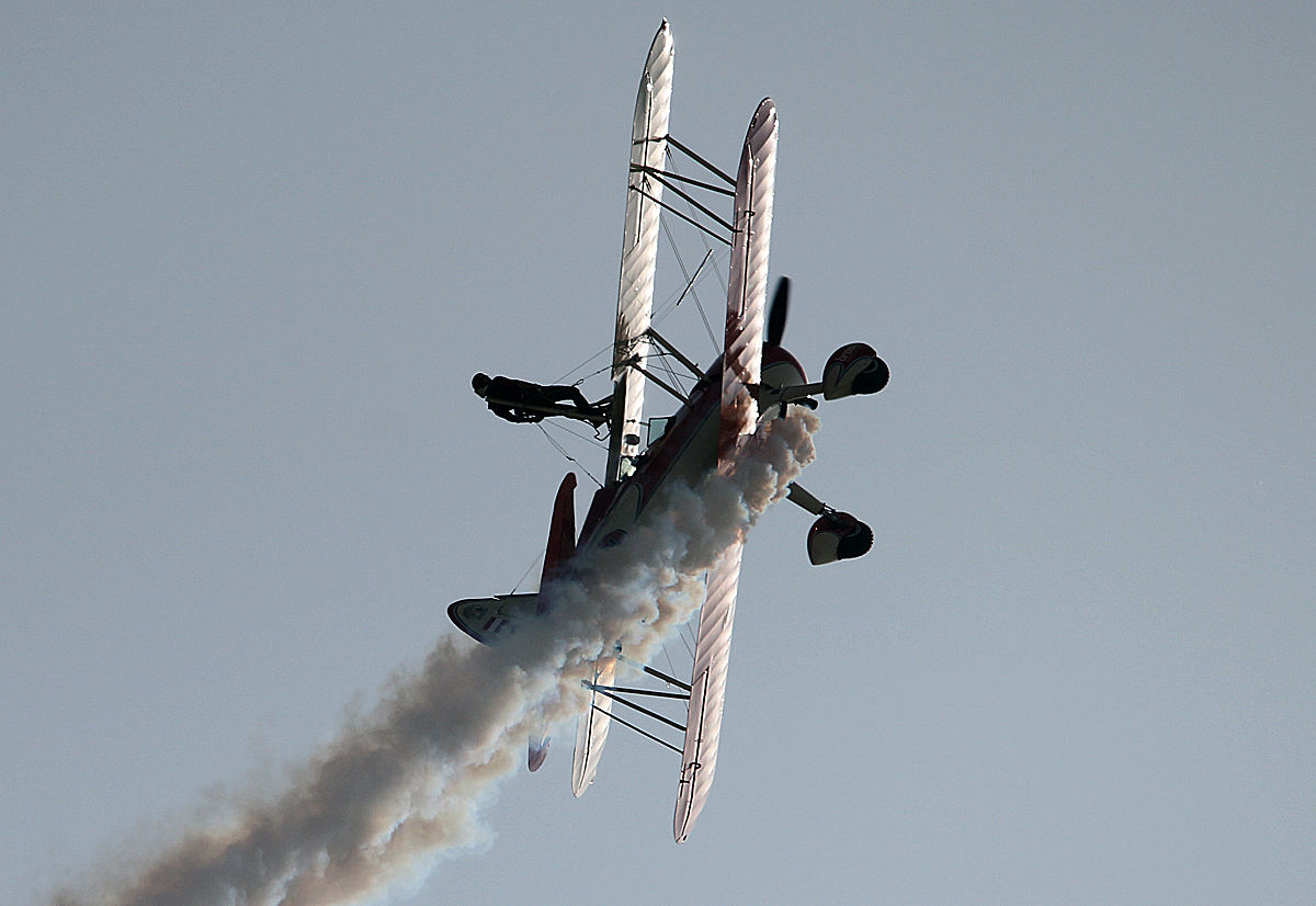 Private Boeing A75N1 Stearman, OE-AXX, ILA 2014, 23.05.2014 mit Wingwalkerin Peggy Walentin