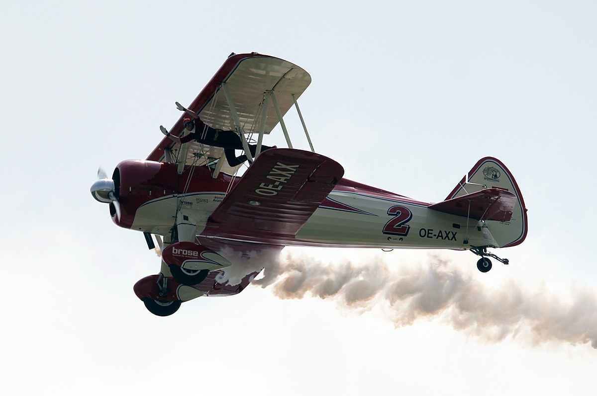 Private Boeing A75N1 Stearman, OE-AXX, ILA 2014, 23.05.2014 mit Wingwalkerin Peggy walentin
