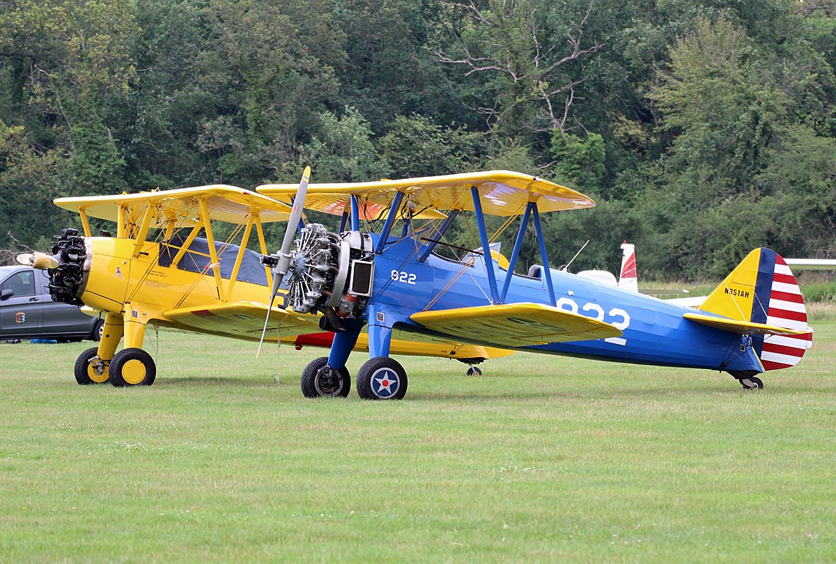 Private Boeing Stearman A-75N1 N311AH, Quax Boeing Stearman N3972U, Flugplatz Bienenfarm 02.07.2023