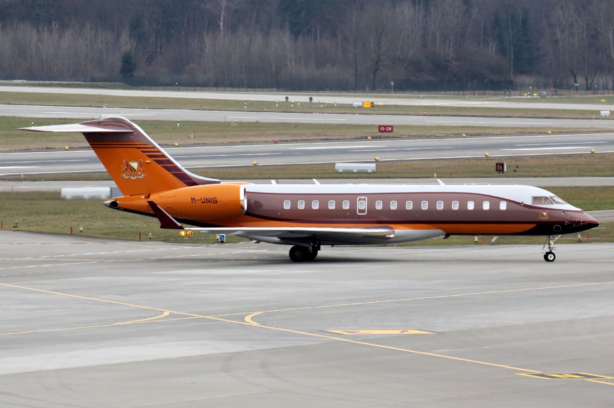 Private Bombardier BD-700-1A10 Global Express XRS M-UNIS rollt zum Start in Zürich 23.1.2015