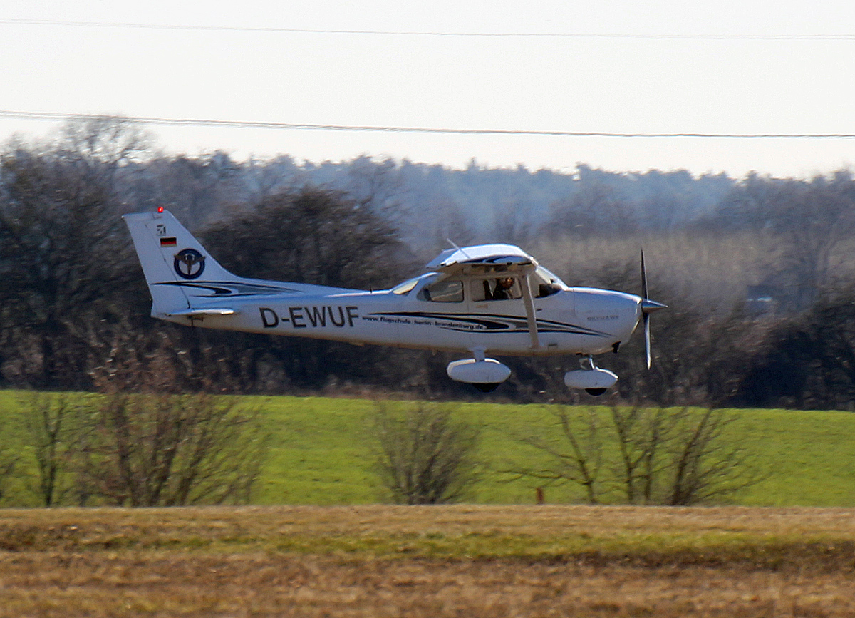 Private Cessna 172 Skyhawk SP, D-EWUF, Flugplatz Strausberg, 16.02.2019