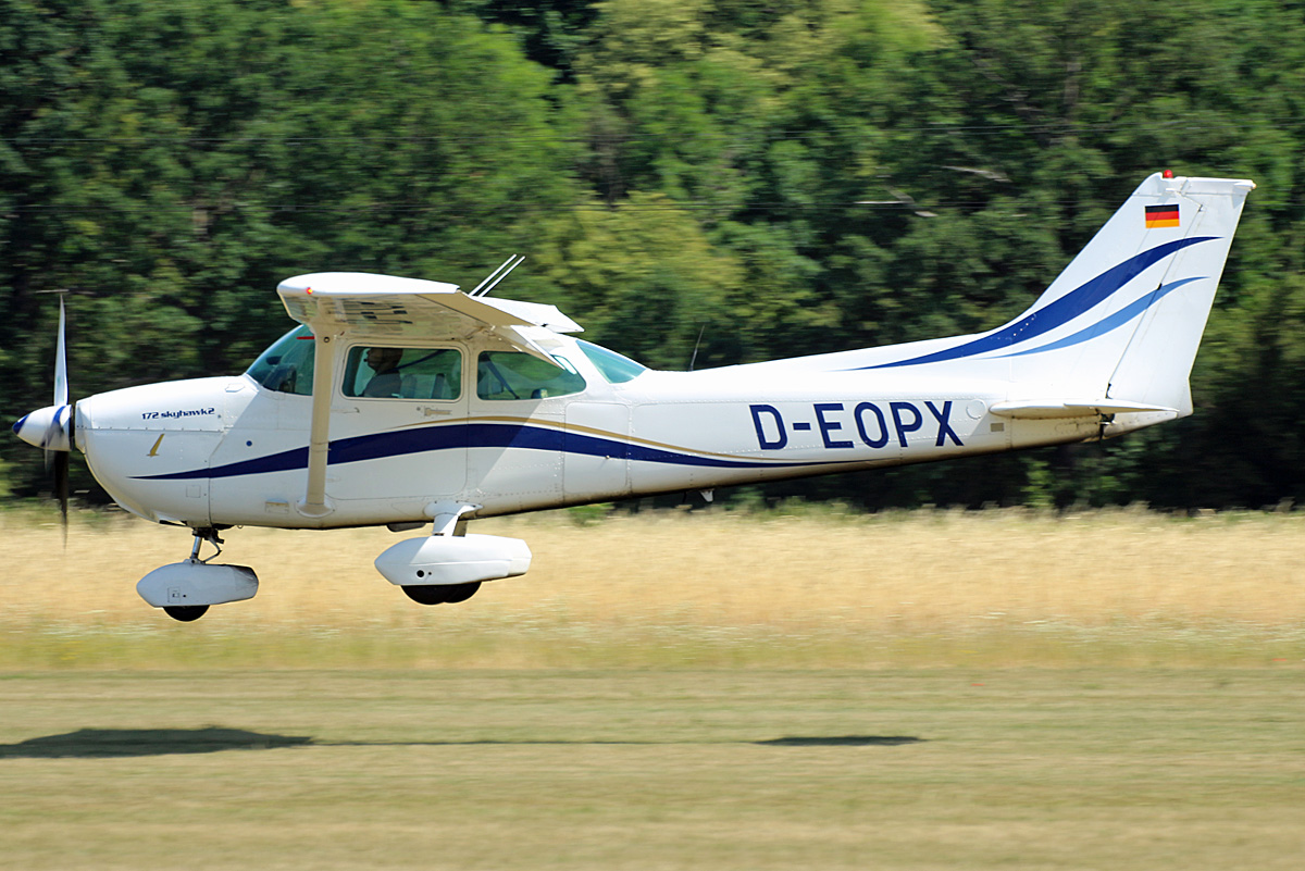 Private Cessna 172P, D-EOPX, Flugplatz Bienenfarm, 02.07.2022