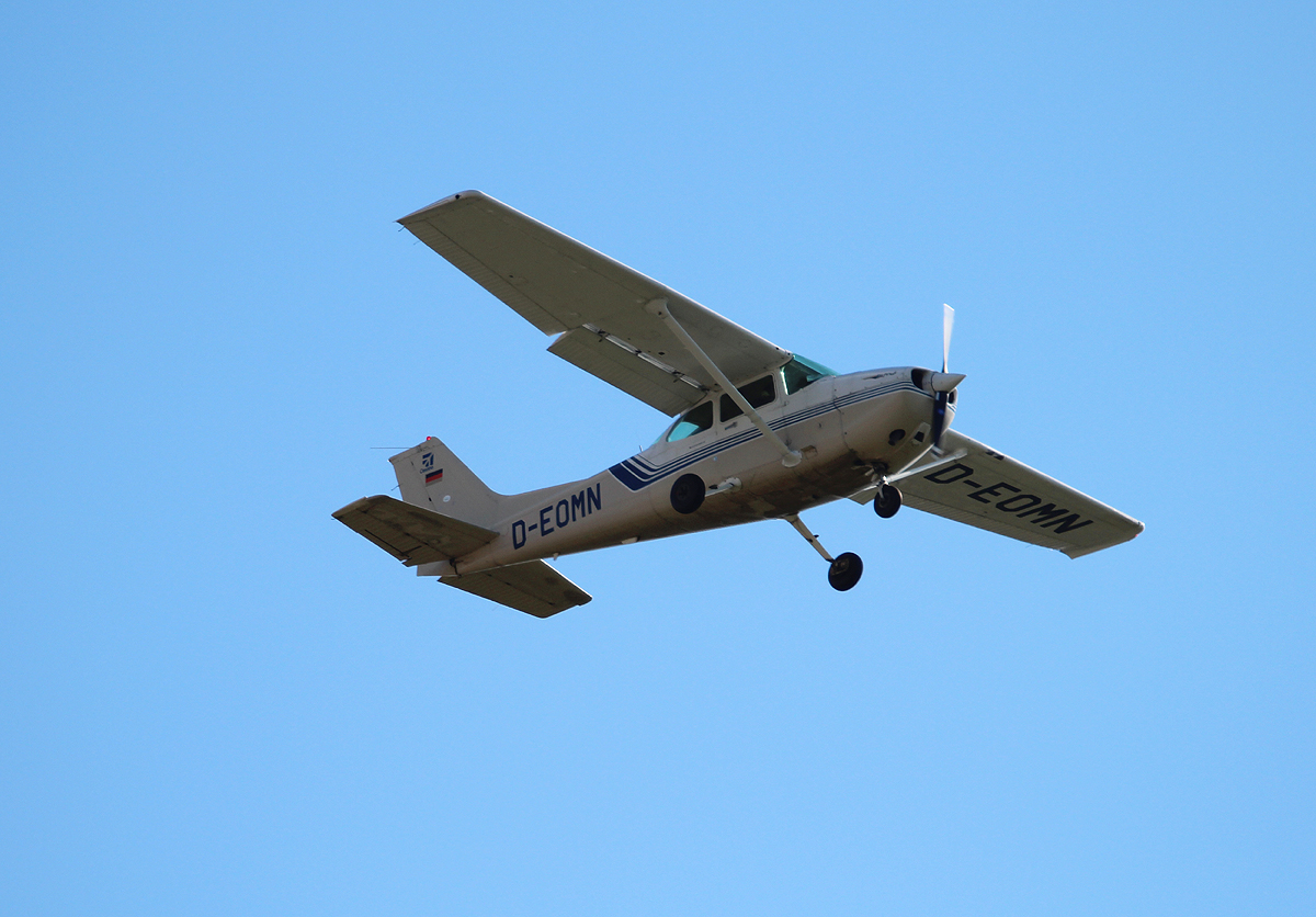 Private Cessna 172P Skyhawk D-EOMN im Anflug auf Berlin-Tegel am 28.09.2013