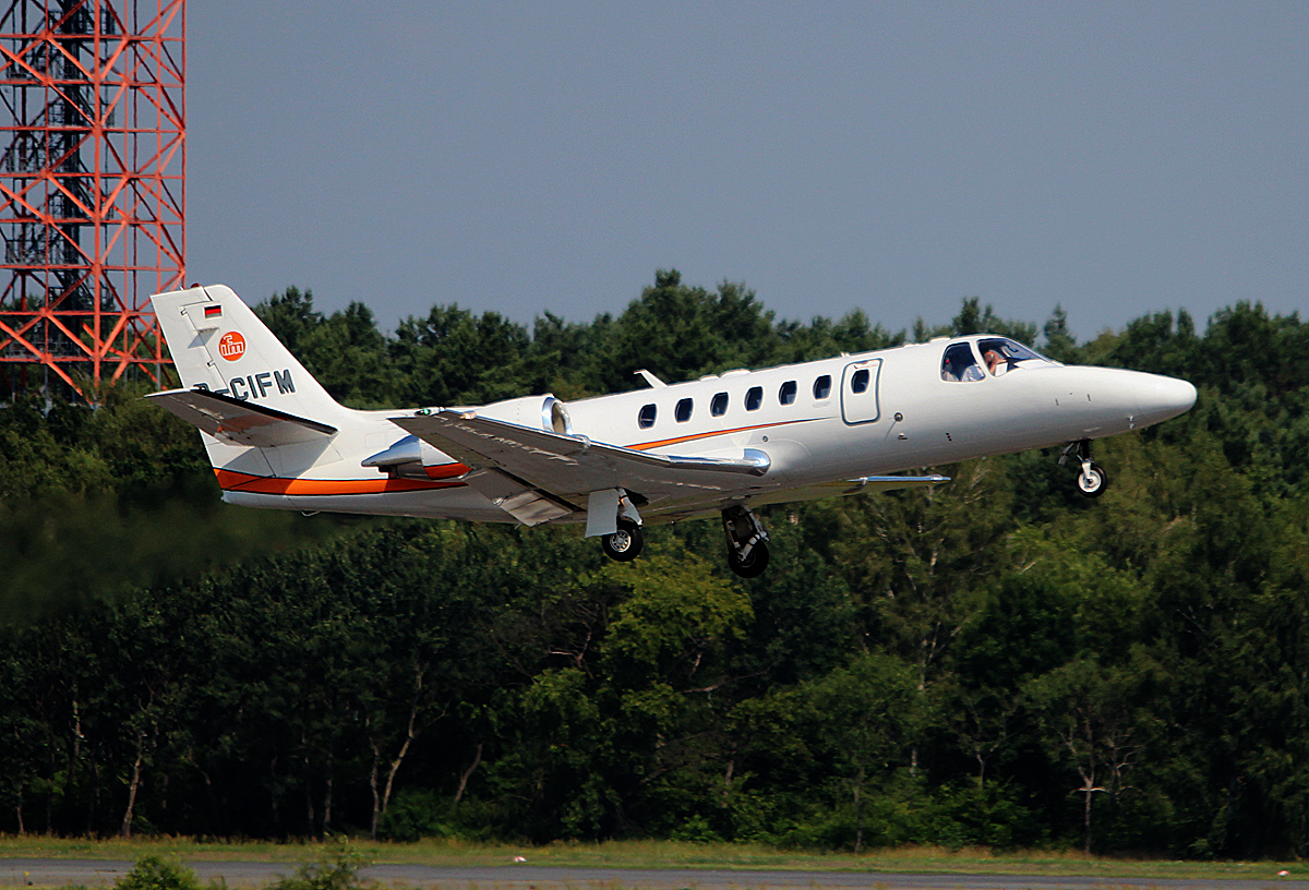 Private Cessna 560 Citation Encore+ D-CIFM beim Start in Berlin-Tegel am 11.07.2014