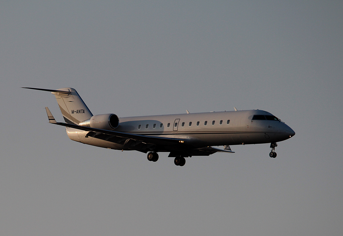 Private Challenger 850 M-ANTA bei der Landung in Berlin-Schnefeld am 14.02.2015