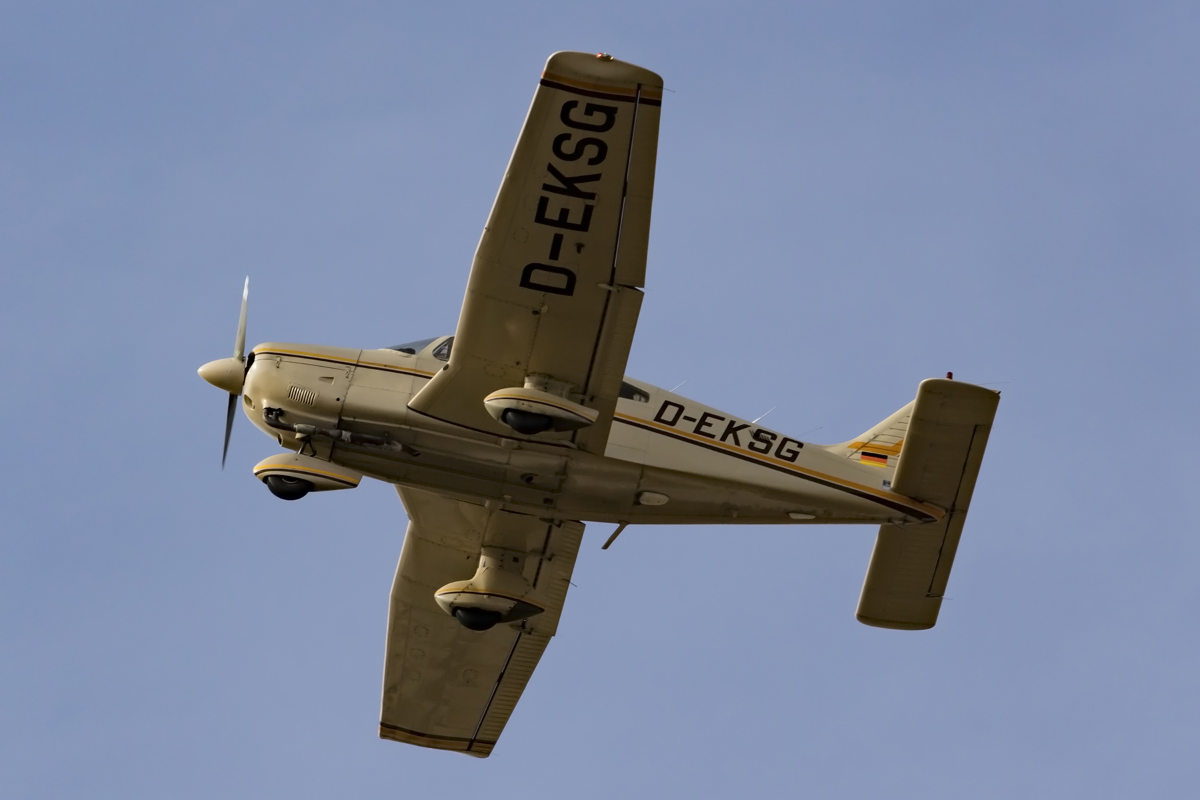 Private, D-EKSG, Piper, PA-28-181 Archer II, 24.10.2015, STR, Stuttgart, Germany 





