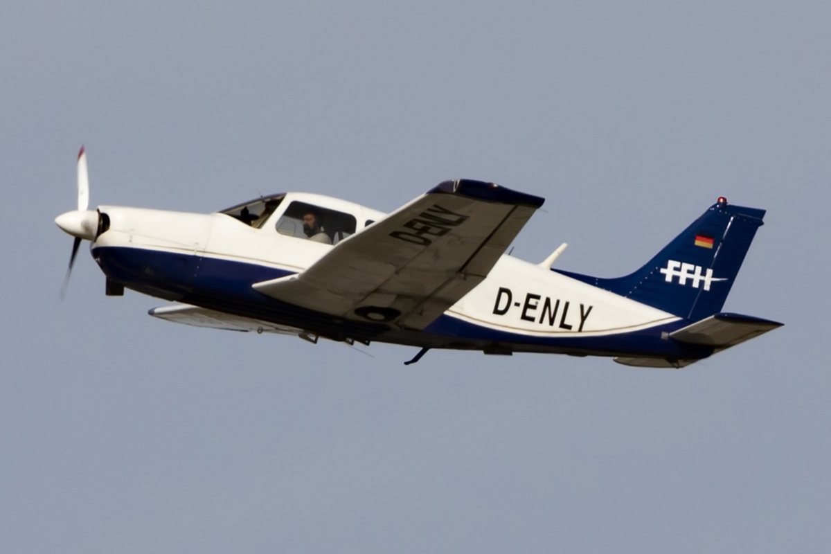 Private, D-ENLY, Piper, PA28-R-211 Arrow III, 24.10.2015, STR, Stuttgart, Germany 



