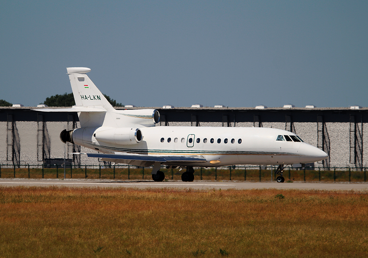 Private Dassault Falcon 900EX HA-LKN nach der Landung in Berlin-Schnefeld(BER) am 05.06.2015(UEFA CL-Finale)