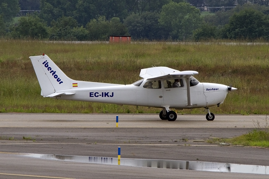 Private, EC-IKJ, Cessna, 172S Skyhawk, 29.05.2014, GRO, Girona, Spain 



