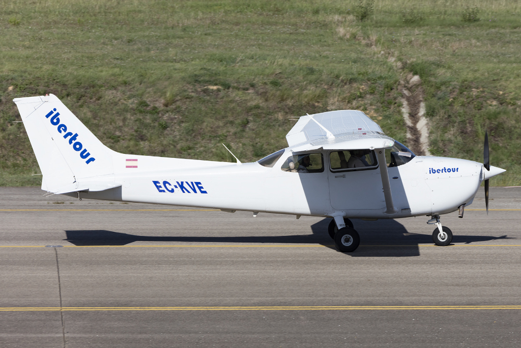 Private, EC-KVE, Cessna, 172R Skyhawk, 18.09.2015, GRO, Girona, Spain


