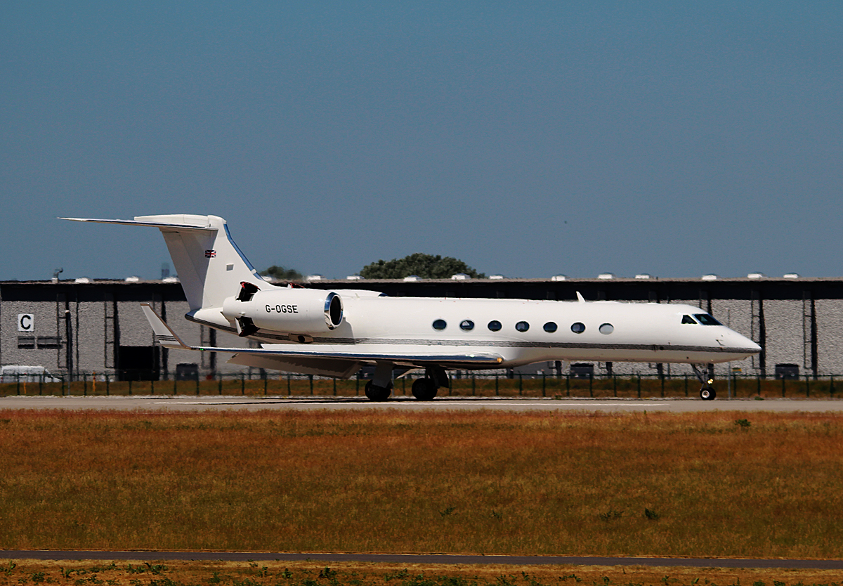 Private Gulfstraem G 550 G-OGSE nach der Landung in Berlin-Schnefeld(BER) am 05.06.2015 (UEFA CL-Finale 2015)