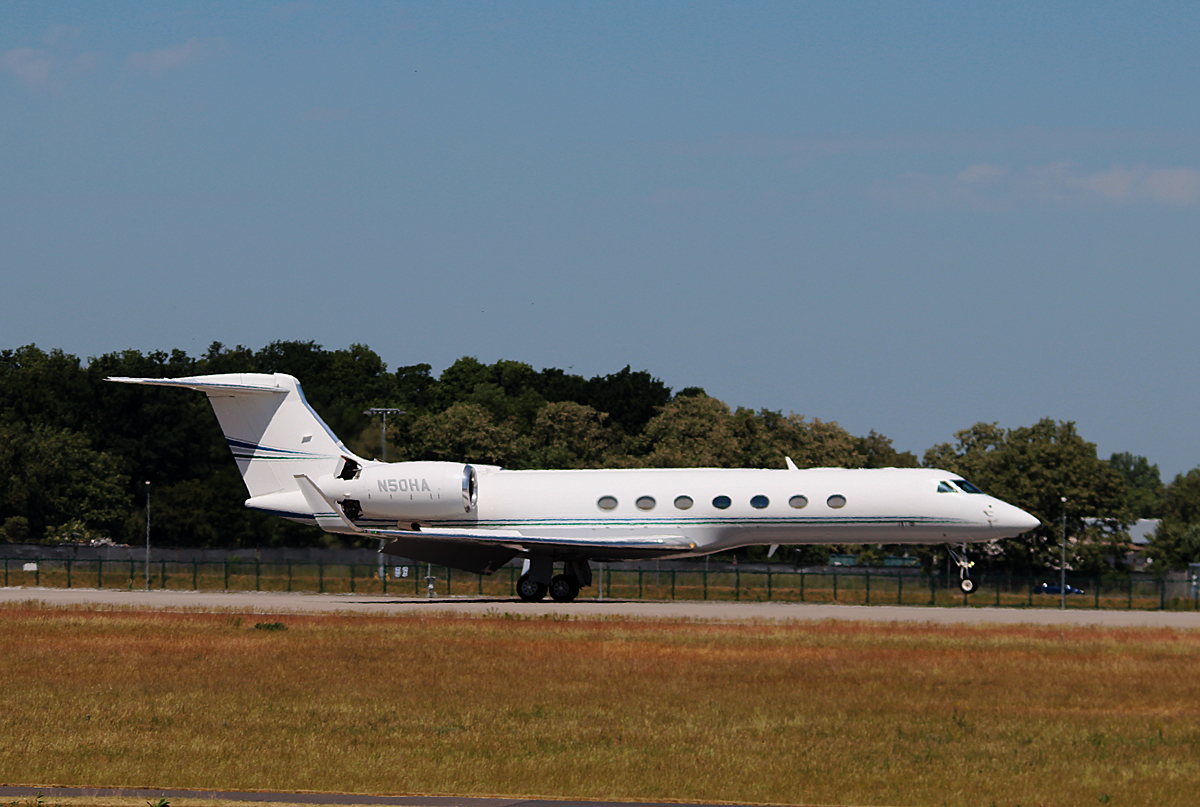 Private Gulfstream V N 50HA nach der Landung in Berlin-Schnefeld(BER)am 05.06.2015 (UEFA CL-Finale 2015) 