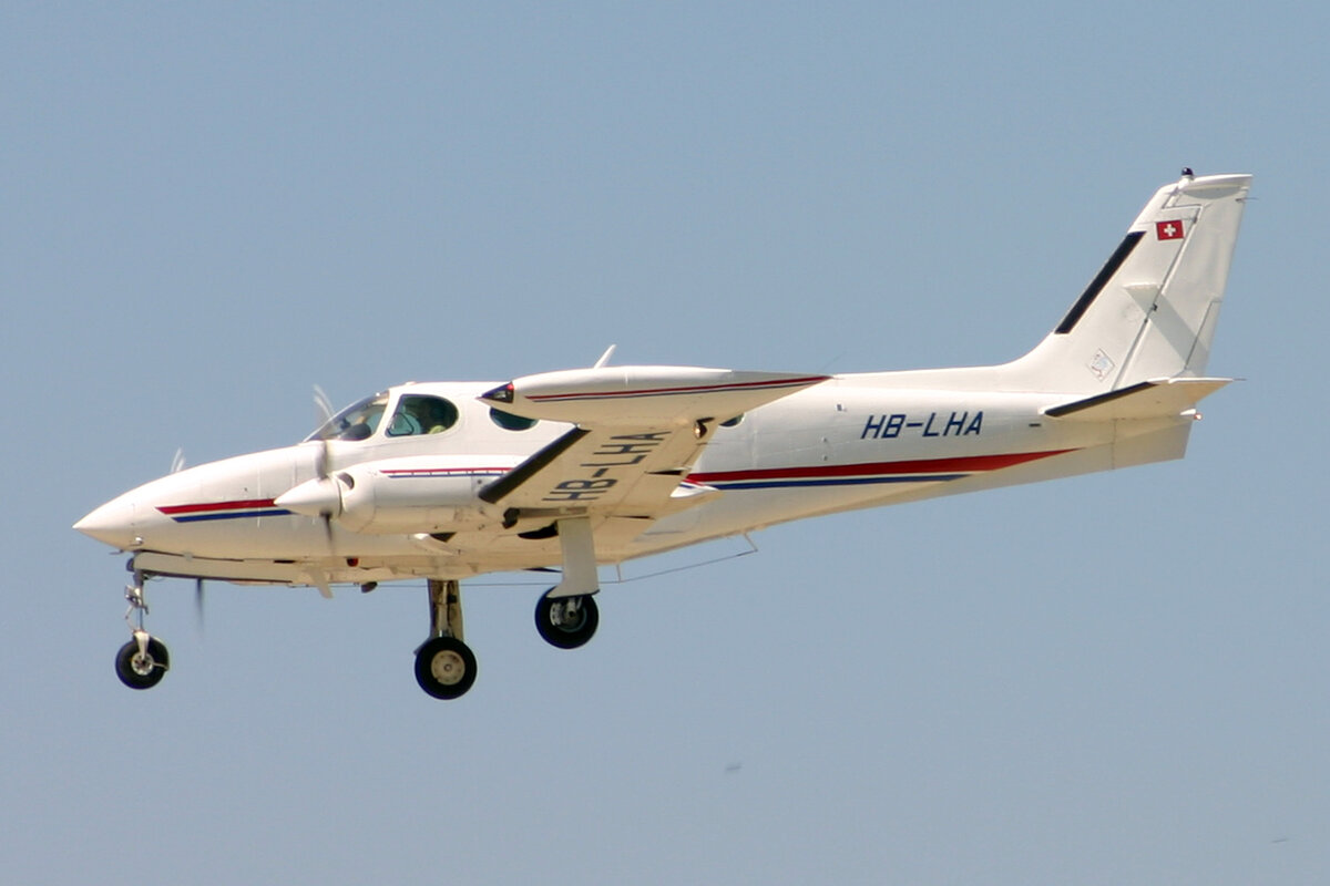 Private, HB-LHA, Cessna 335, msn: 335-0030, 18.Juli 2006, ZRH Zürich, Switzerland.