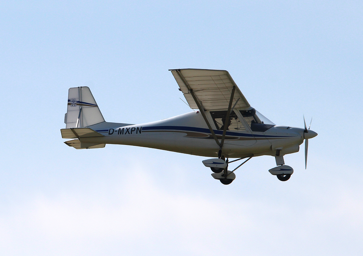 Private Ikarus C 42B D-MXPN beim Anflug auf Berlin-Tegel am 19.05.2013