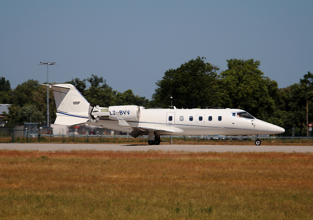 Private Learjet 60 LZ-BVV nach der Landung in Berlin-Schnefeld(BER) am 05.06.2015 (UEFA CL-Finale)