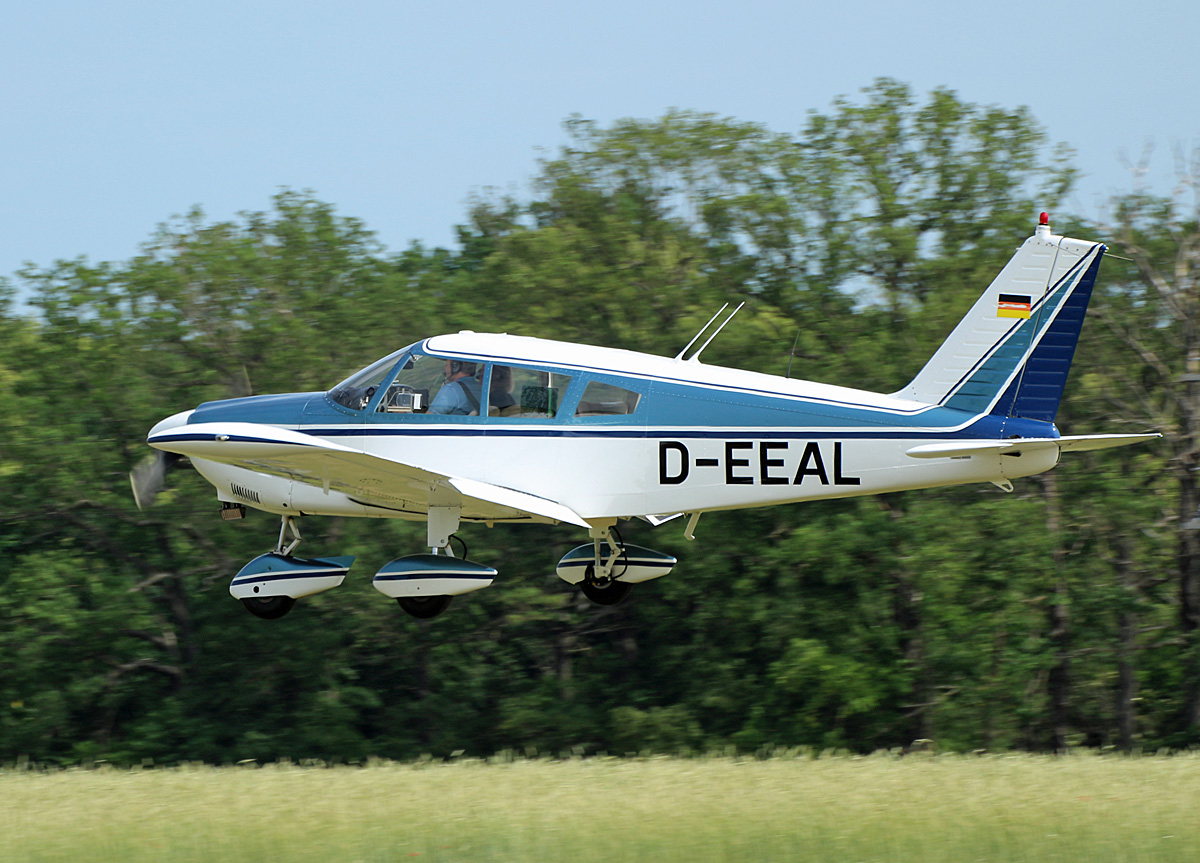 Private PA-28-180 Cherokee, D-EEAL, Flugplatz Bienenfarm. 11.06.2022