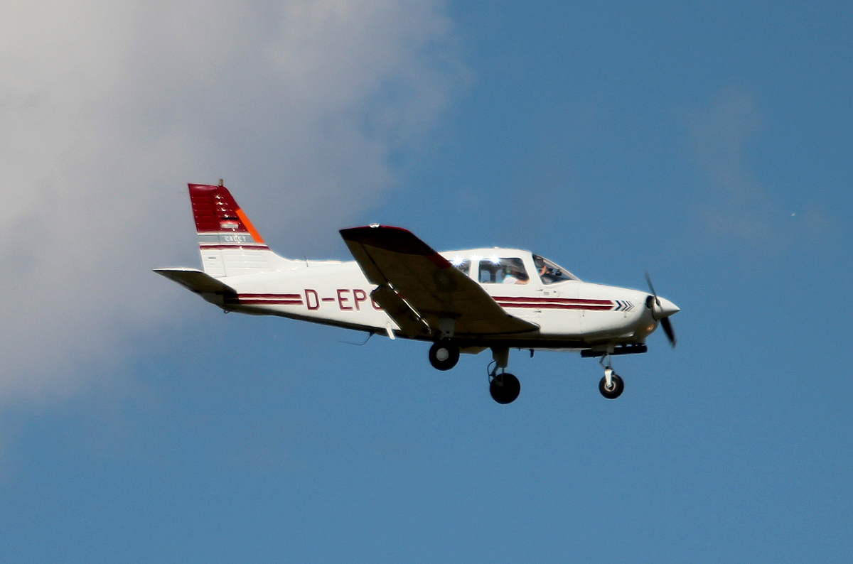 Private Piper PA-28-161 Cadet D-EPCM bei der Landung in Berlin-Schnefeld am 25.08.2013