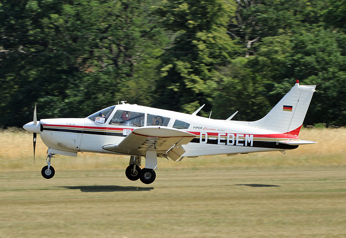 Private Piper PA-28 R-200 Cherokee Arrow II, D-EBEM, Flugplatz Bienenfarm, 02.07.2022