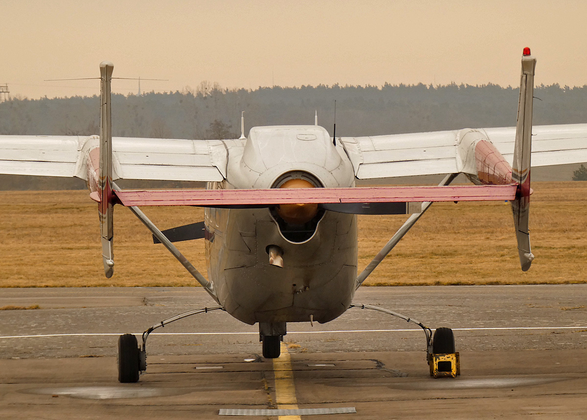 Private Reims-Cessna F 337 Super Skymaster, N337KT, Flugplatz Strausberg, 23.02.2021