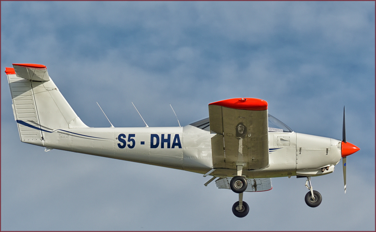 Private S5-DHA, Piper PA-38 Tomahawk bei der Landung auf Maribor Flughafen MBX. /22.11.2017