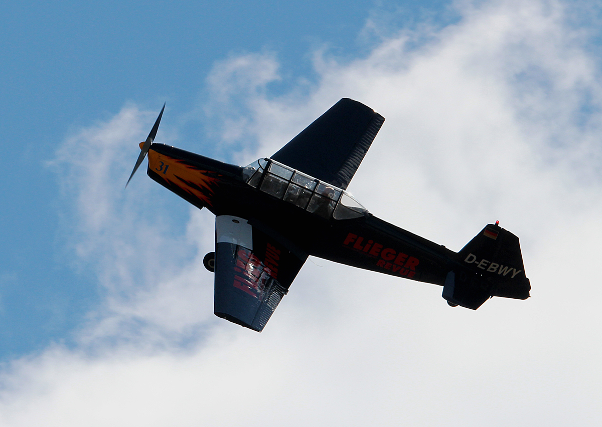 Private Zlin Z-226T E-EBWY am 28.06.2015 ber dem Flugplatz Strausberg