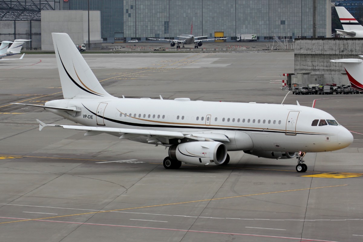 Privater Airbus VP-CIE rollt zum Start in Zürich 23.1.2015 