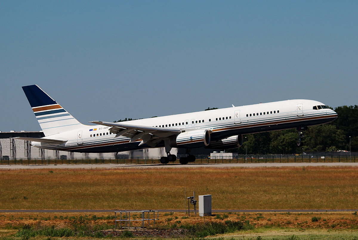 Privilege Style B 757-256 EC-HDS bei der Landung in Berlin-Schnefeld(BER) am 05.06.2015(UEFA CL-Finale)
