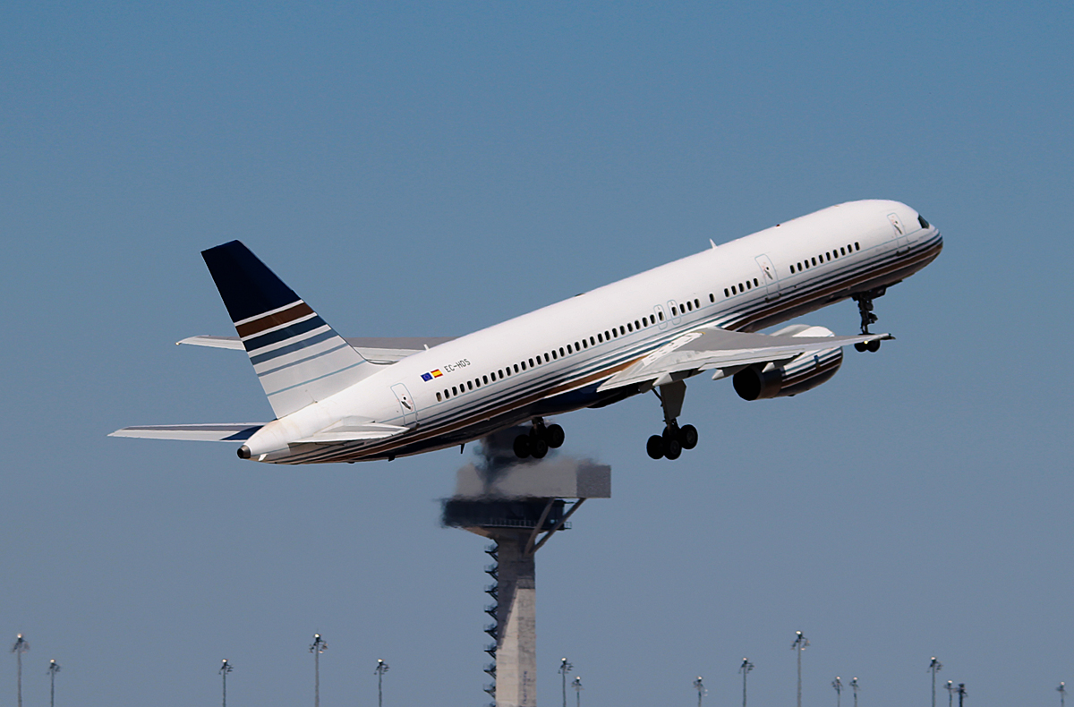 Privilege Style B 757-256 EC-HDS beim Start in Berlin-Schnefeld(BER) am 05.06.2015(UEFA CL-Finale 2015)
