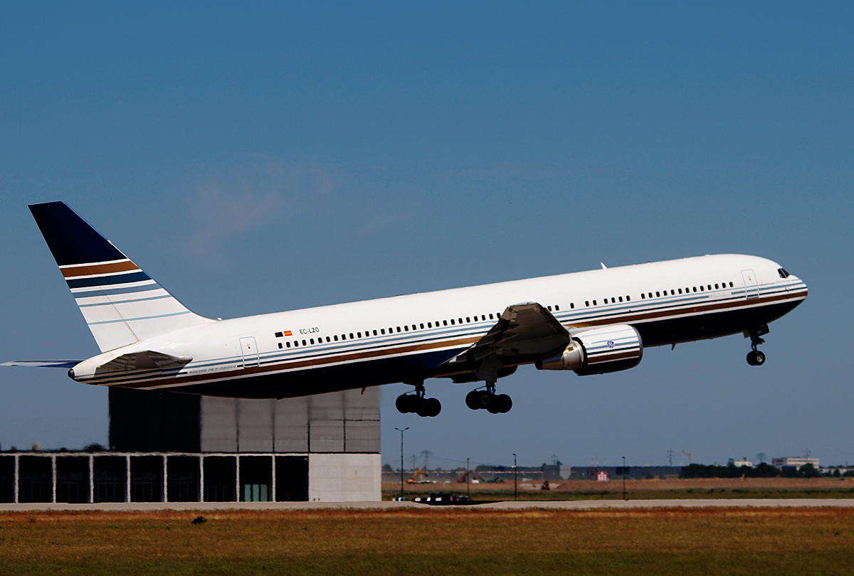 Privilege Style B 767-35D(ER) EC-LZO beim Start in Berlin-Schnefeld(BER) am 05.06.2015 (UEFA CL-Finale 2015)