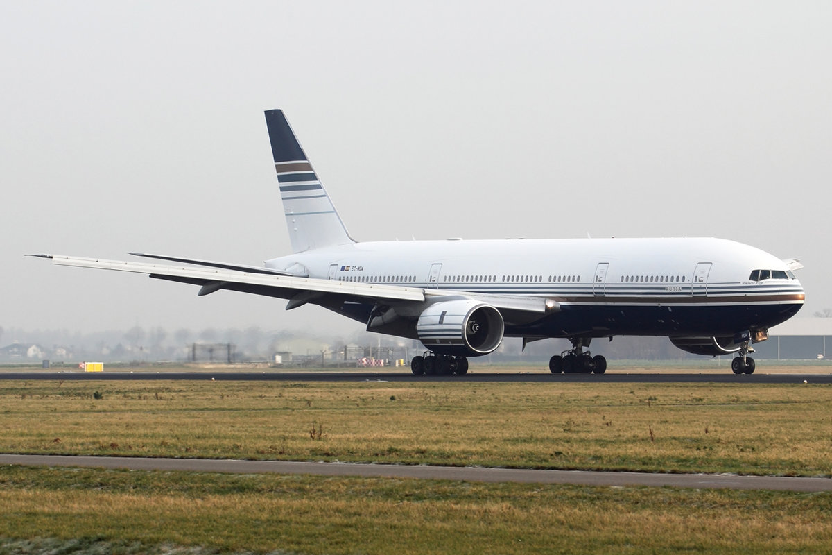 Privilege Style Boeing 777-212ER EC-MUA nach der Landung in Amsterdam 28.12.2019