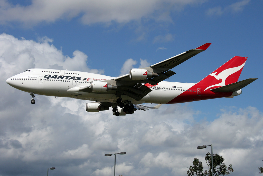 Qantas F1 B747-400 VH-OEB im Anflug auf 27L in LHR / EGLL / London Heathrow am 25.08.2011