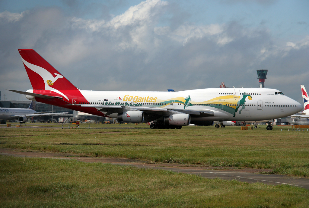Qantas Socceroos B747-400 VH-OJS beim Line up auf 27R in LHR / EGLL / London Heathrow am 25.08.2011