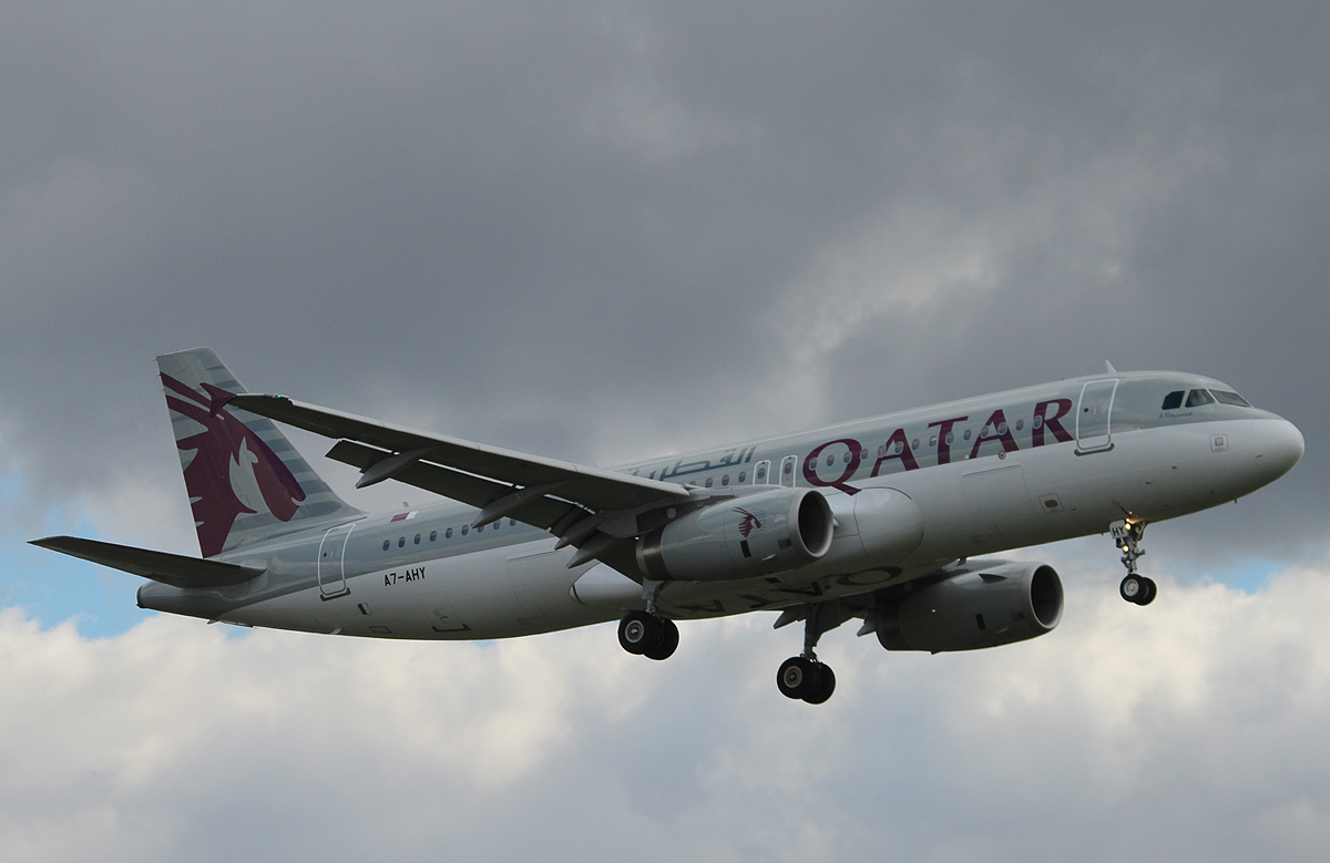 Qatar Airways A 320-232 A7-AHY bei der Landung in Berlin-Tegel am 28.09.2013