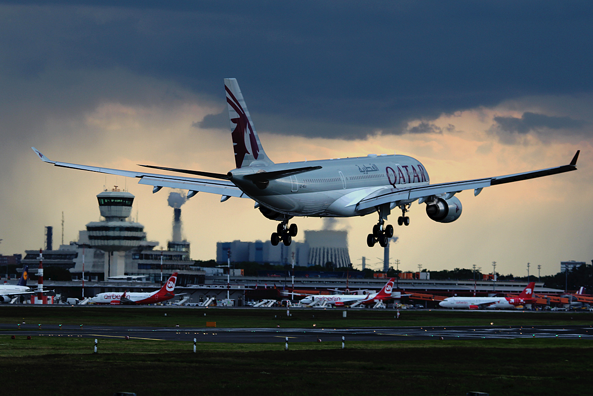 Qatar Airways A 330-202 A7-ACJ bei der Landung in Berlin-Tegel am 09.05.2014