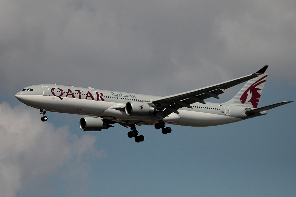 Qatar Airways A 330-302 A7-AEM bei der Landung in Berlin-Tegel am 12.04.2014