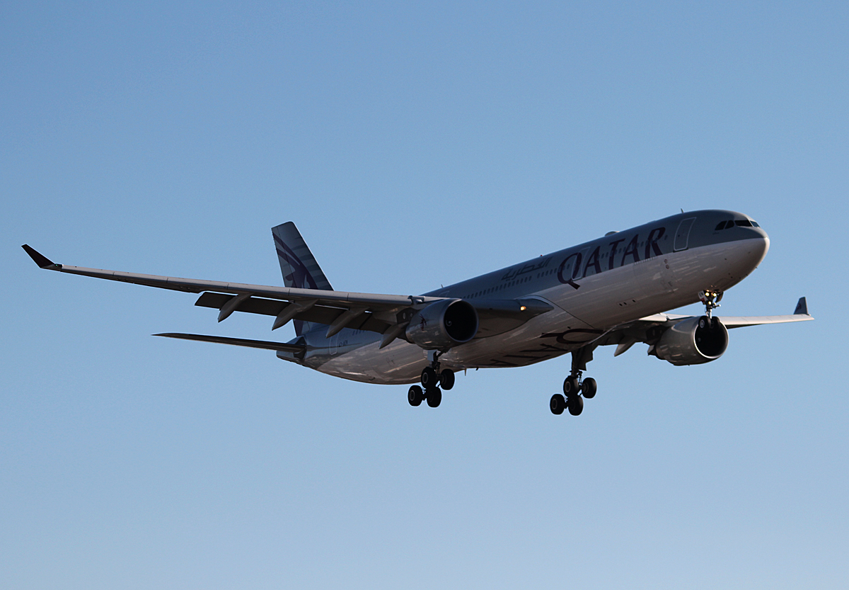 Qatar Airways A 330-302 A7-AEN bei der Landung in Berlin-Tegel am 13.02.2014