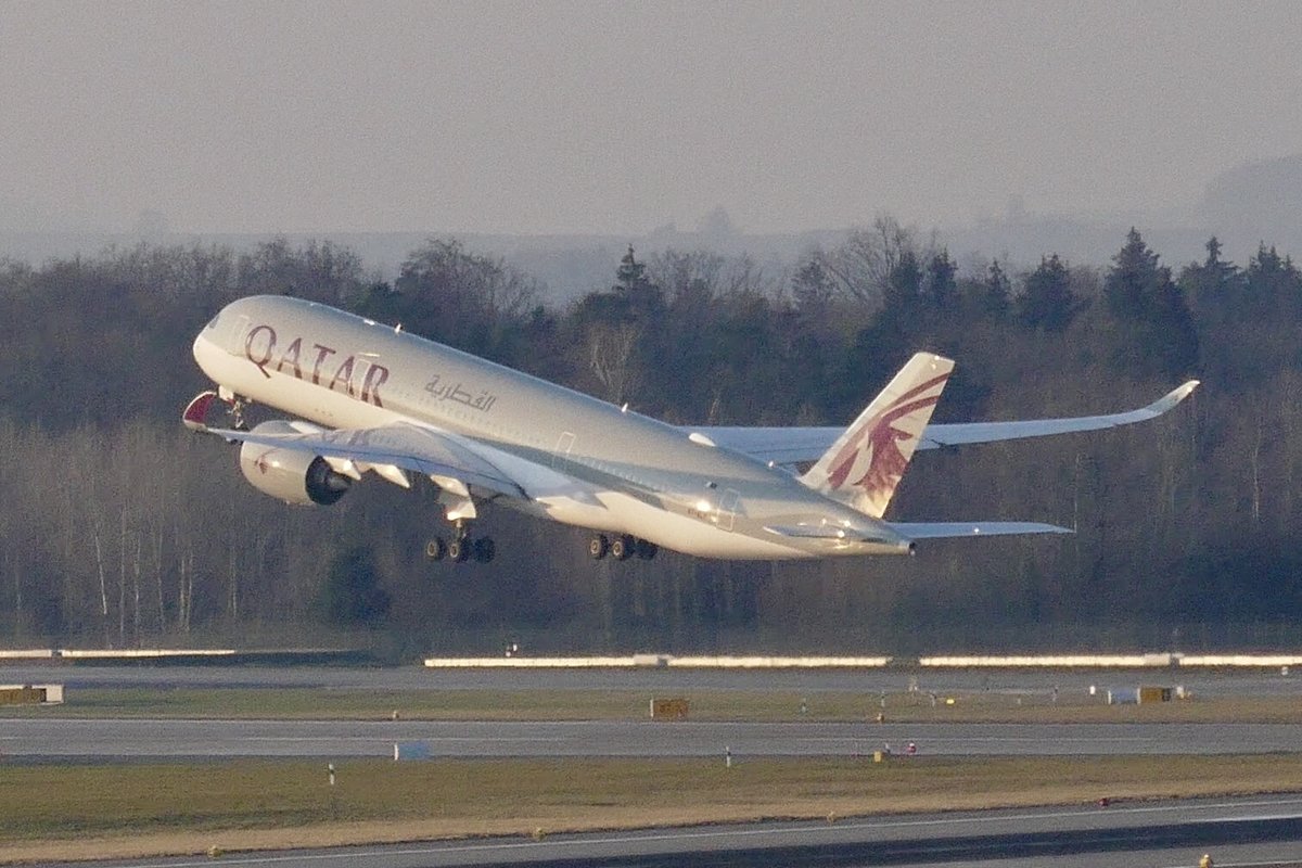 Qatar Airways A350-941 V7-ALY am 19.1.19 nach dem Abheben am Flughafen Zürich.