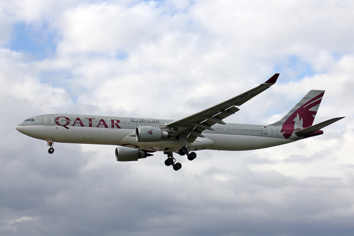 Qatar Airways, A7-AEF, Airbus A330-302, 01.Juli 2016, LHR London Heathrow, United Kingdom.