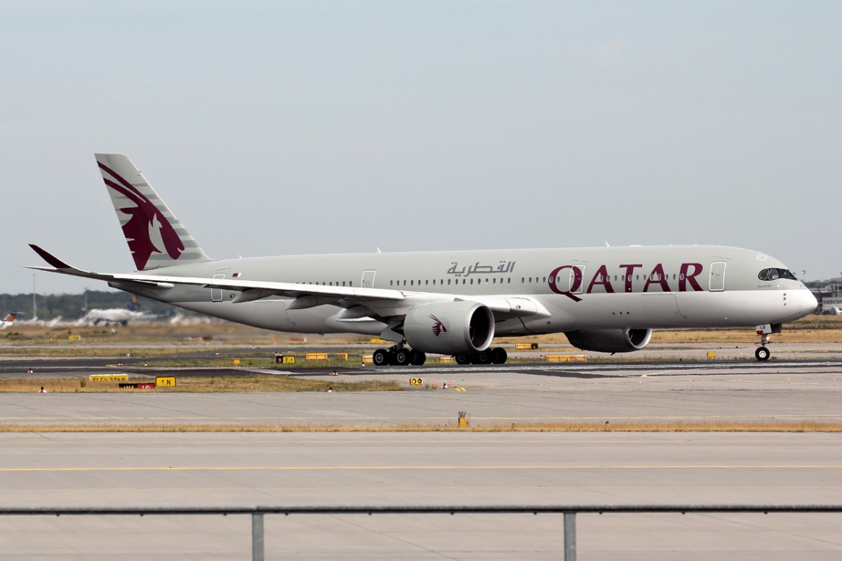 Qatar Airways A7-ALB rollt zum Start in Frankfurt 17.6.2015