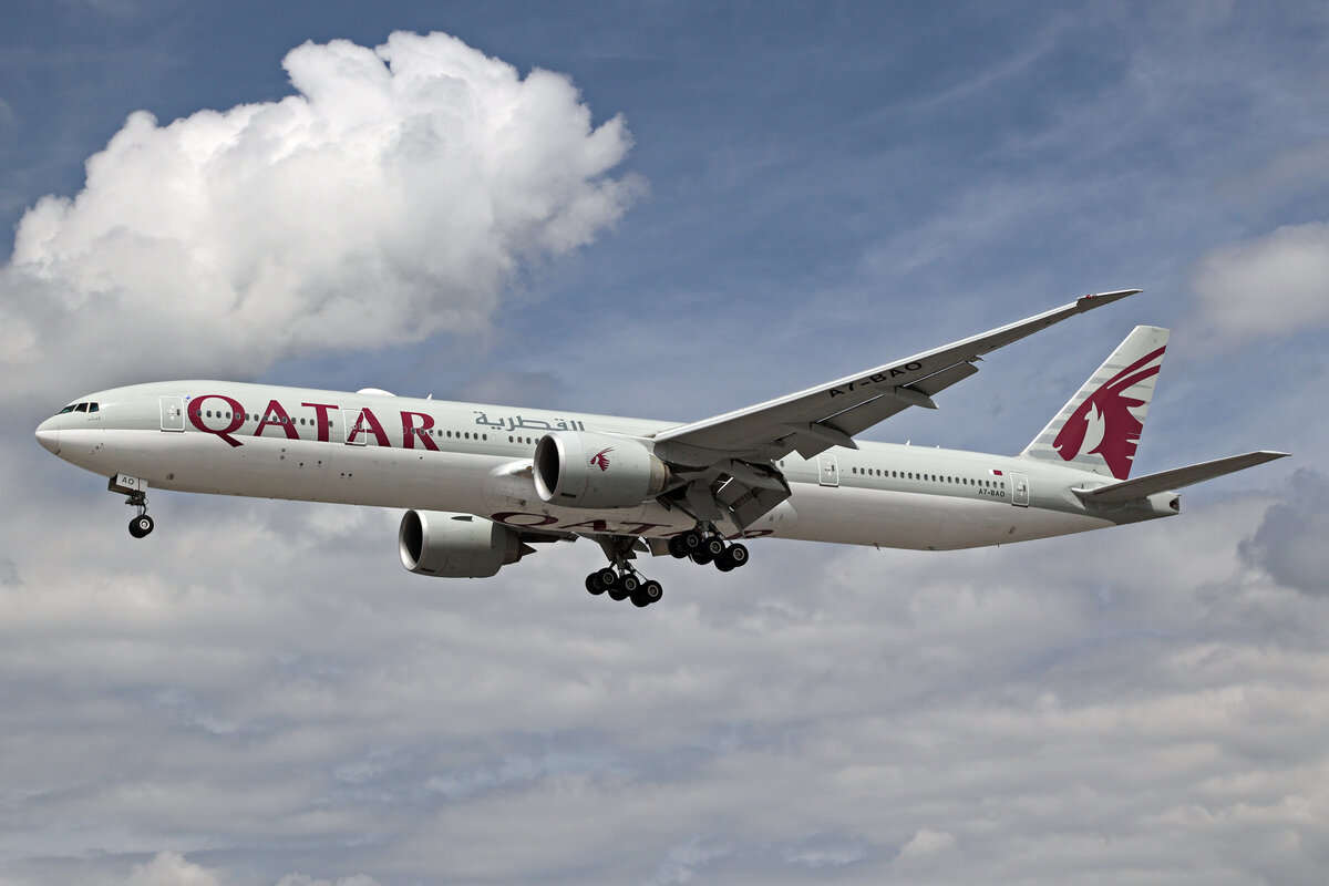 Qatar Airways, A7-BAO, Boeing B777-3DZER, msn: 36011/750, 06.Juli 2023, LHR London Heathrow, United Kingdom.