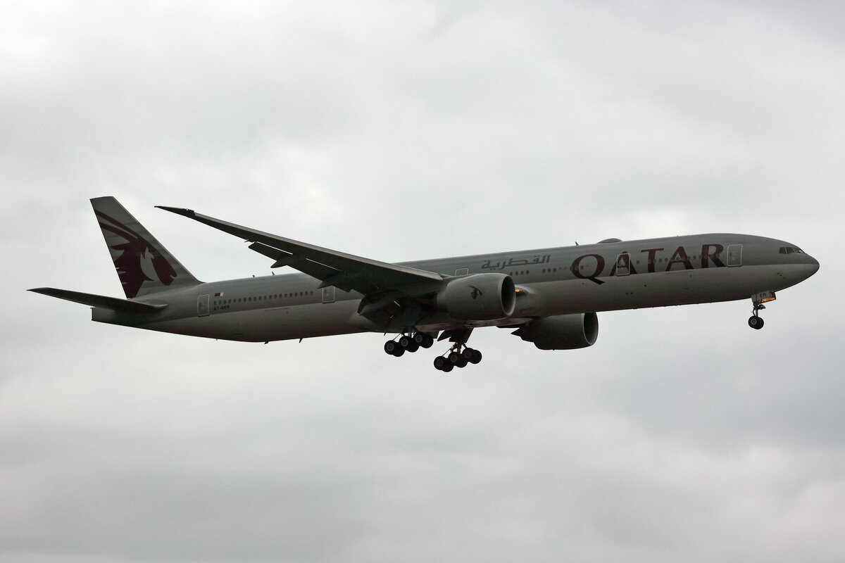 Qatar Airways, A7-BER, Boeing B777-3DZER, msn: 64086/1542, 04.Juli 2023, LHR London Heathrow, United Kingdom.
