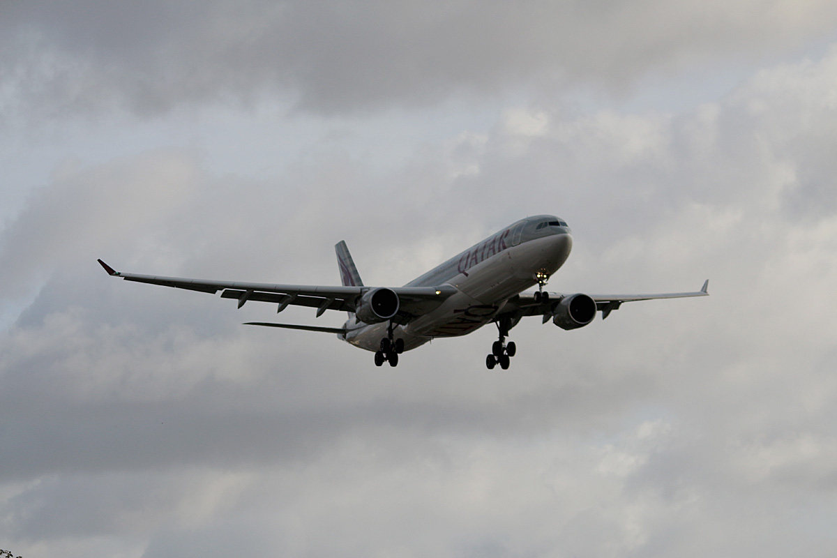 Qatar Airways, Airbus A 330-302, A7-AEF, TXL, 29.10.2016