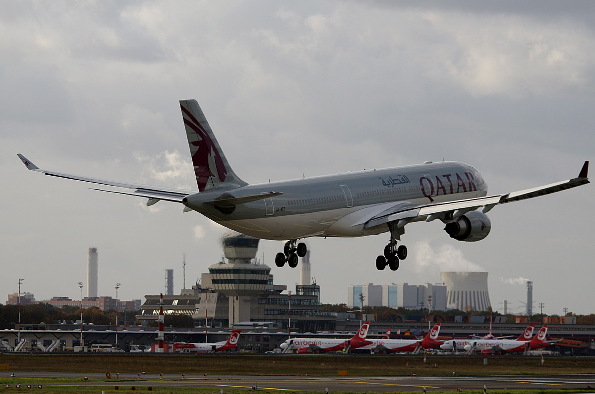 Qatar Airways, Airbus A 330-302, A7-AEF, TXL, 29.10.2016