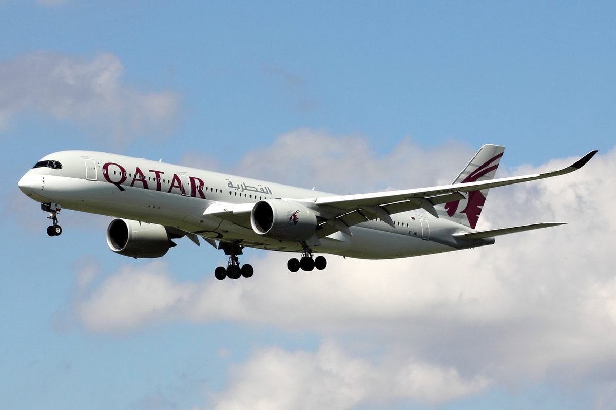Qatar Airways Airbus A350-941 A7-AMI bei der Landung in Amsterdam 13.6.2020