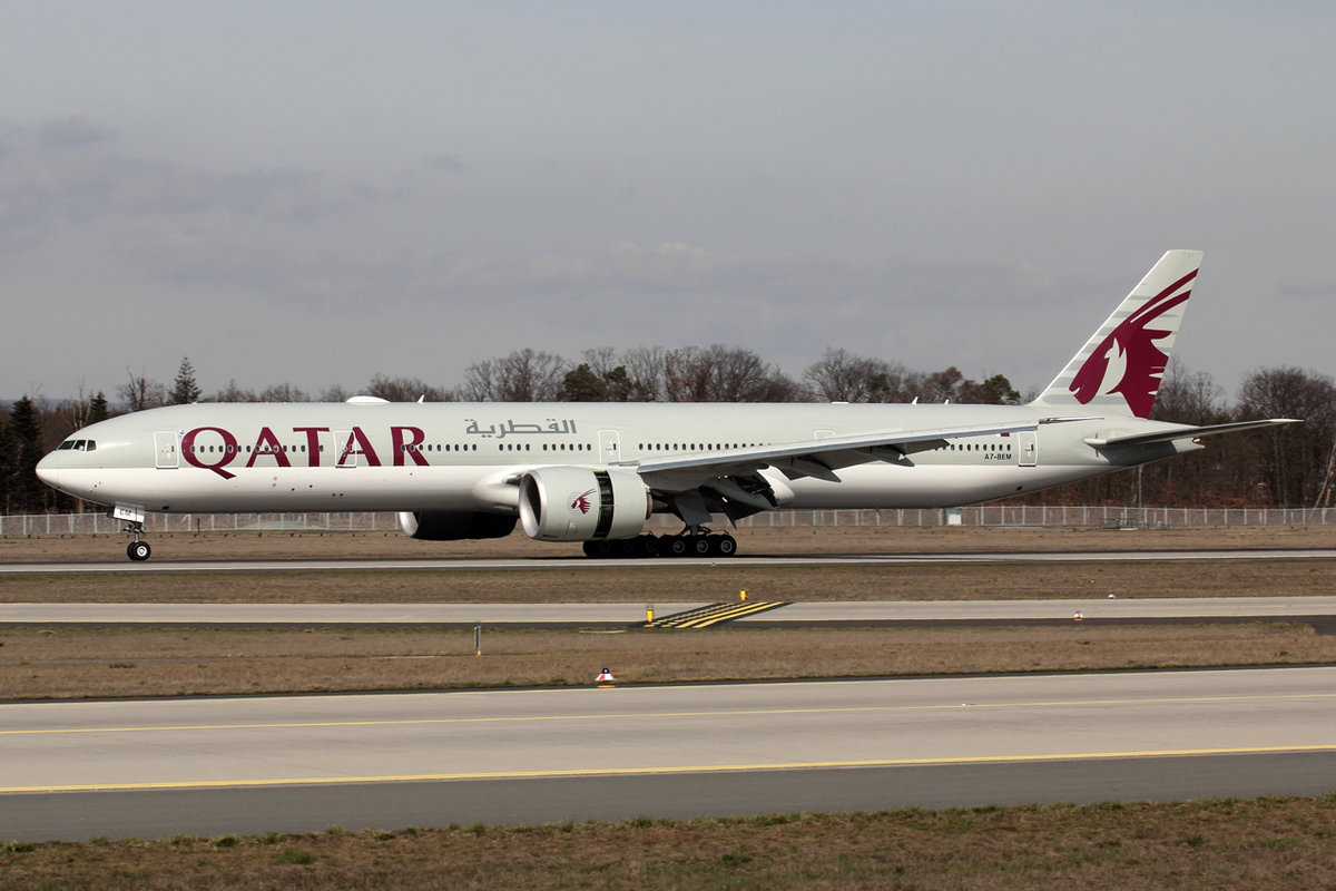 Qatar Airways Boeing 777-3DZER A7-BEM bei der Landung in Frankfurt 20.3.2019