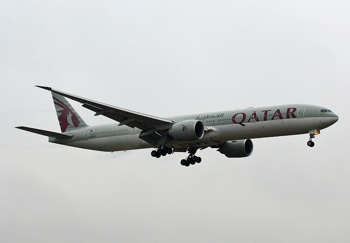 Qatar Airways, Boeing B 777-3DZ(ER), A7-BAI, TXL, 24.11.2018